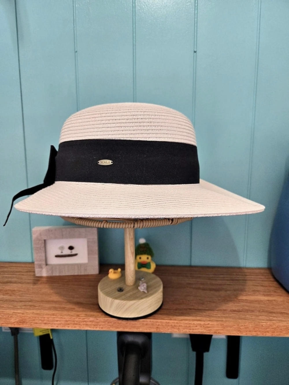 Scala Riviera Sun Hat (LP149) ) Wide Brim Bow Hat in White & Black Like New